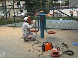 Tuzla’da Eskiyen Parklar, Geri Dönüşüm Malzemeleriyle Onarılıyor