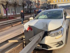 Kiralık Otomobil Bariyerlere Çarptı: 3 Yaralı