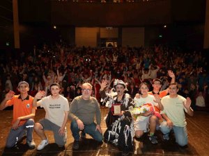 İ̇negöl’ün ‘Temizlik’ Konulu Oyunu Uşak’ta Sergilendi