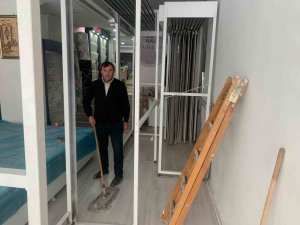 Başkent’te Yıkım Yapan İş Makinesi, Bir İş Yerine Ve Evlere Zarar Verdi