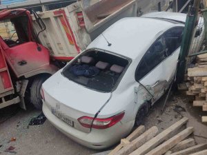 Avcılar’da Freni Boşalan Kamyonun Altında Kalmaktan Son Anda Kurtuldular