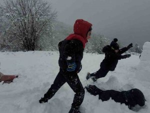 Yüksek Kesimlere Yağan Kar En Çok Çocukları Sevindirdi