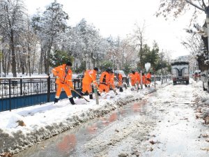 Battalgazi’de Karla Mücadele Ekipleri İş Başında