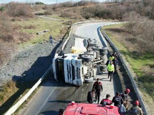 Arnavutköy’de Sürücüsünün Kontrolünden Çıkarak Devrilen Hafriyat Kamyonu Yolu Kapattı