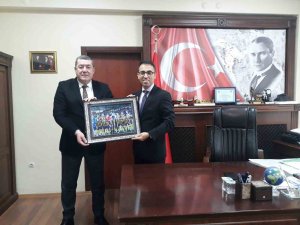 Tekin, Kaymakam Yılmaz’a Alaplı Belediye Spor Forması Hediye Etti