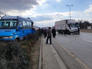 Ankara’da Kamyon İle Minibüs Çarpıştı: 7 Yaralı
