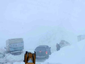Yoğun Kar Yağışı Şemdinli-derecik Karayolunu Kapattı
