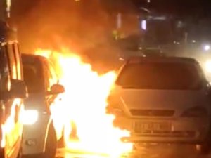 Alev Alev Yanan Otomobili Yol Kenarına Çekti, Park Halindeki Otomobili De Yaktı