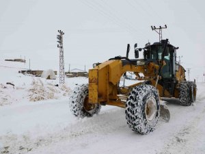 "Kar Kaplanları" Kapalı Yolları Açmak İçin Seferber Oldu