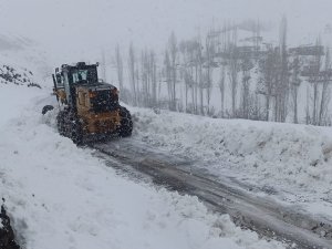 Şırnak’ta Kar Esareti Devam Ediyor, Kalınlığı Bir Metreyi Geçti