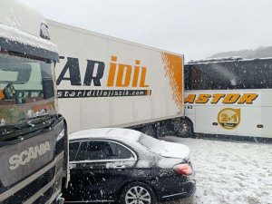 Tem Otoyolu Bolu Geçişinde Zincirleme Kaza: 5 Yaralı