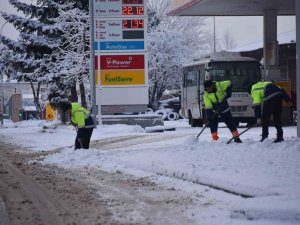 Bozüyük Beyaza Büründü, Belediye Ekiplerinin Karla Mücadelesi Sürüyor