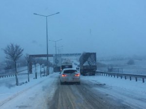Kar Yağışı Nedeniyle Araçlar Yolda Güçlükle İlerleyebildiler