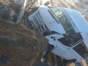 Buzlu Yolda Kontrolden Çıkan Minibüs Aydınlatma Direğine Çarparak Durdu: 4 Yaralı