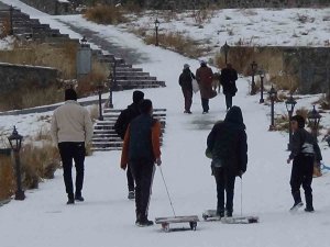 Kars’ta Kızaklarını Kapan Çocuklar Yokuşlara Koştu