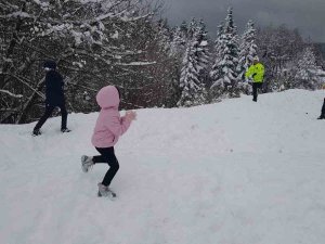 Polisler, İki Kardeşin Kar Topu Eğlencesine Ortak Oldu