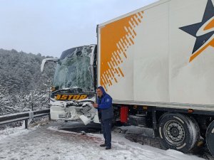 Bolu’da Kar Yağışı Sebebiyle Kayganlaşan Yolda 6 Araç Zincirleme Kazaya Karıştı: 5 Yaralı