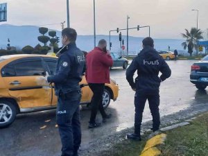 İ̇ki Araç Kavşakta Çarpıştı