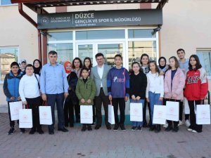 Kızlar Attığını Vurdu