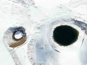 İ̇lginç Manzara, Yan Yana Olan Göllerin Biri Dondu Diğeri Donmadı