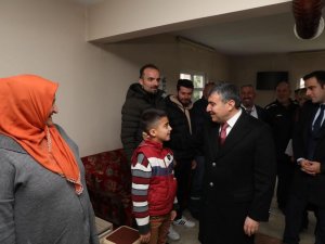 Vali Vatandaşın Ayağına Gidip, Sıkıntılarını Dinledi