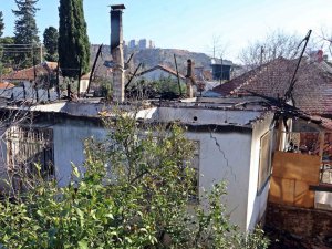 Antalya’da Gecekondu Yangını: 2 Ölü