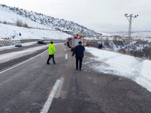 Kayganlaşan Yolda Kontrolden Çıkan Otomobil Şarampole Devrildi: 6 Yaralı