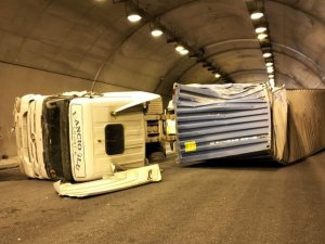 Niğde’de Tünelde Tır Devrildi, Otoyol Trafiğe Kapatıldı