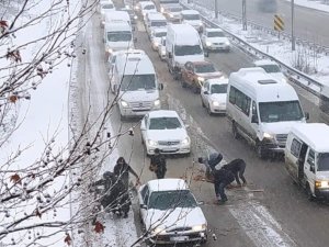 Dökülen Simitleri Toplamak İçin Çevre Yolunda Trafiği Durdurdular