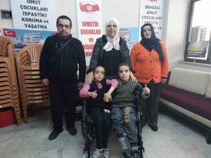 Tek Sandalyeye Sığmayan Engelli Kardeşler, Çift Kişilik Sandalyeyle Sevindi