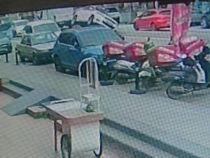Kartal’da İlginç Kaza: Kaza Yapan Otomobil İki Teker Üzerinde İlerledi