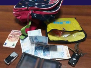 Denize Giren Vatandaşın Çantasını Çalan İki Şahıs Yakalandı