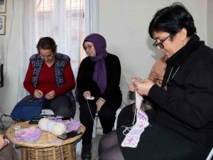 Kadınlar Eski Kumaşları, Yeni Ürünlere Dönüştürüyor