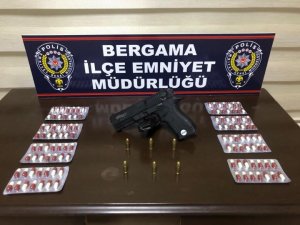 İ̇zmir’de Durdurulan Araçtan Sentetik Hap Ve Silah Çıktı