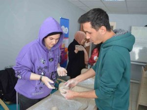 Afyonkarahisar’da Gençler Çini Ve Seramik Eğitimi Alıyor
