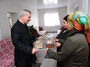 Yeşilyurt’ta Komşu Ailelere Gönül Tabağı