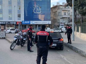 Polis Uygulamasından Kaçmaya Çalışan Araçtan Silah Çıktı