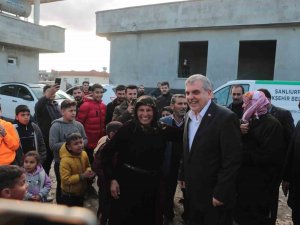 Başkan Beyazgül Mevsimlik Tarım İşçilerini Evlerinde Ziyaret Etti
