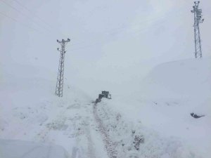 Yüksek Kesimlerde Kar Kalınlığı 90 Santimi Buldu: Yol Açma Çalışmaları Devam Ediyor