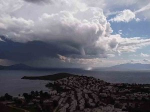 Bodrum’da Denizde Bir Anda Beliren Hortumun Ardından Dolu Ve Sağanak Bastırdı