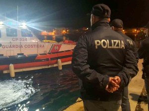 İ̇talya’da Göçmen Teknesinden 8 Ceset Çıkarıldı