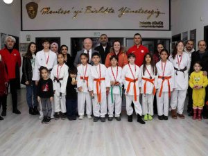 Şampiyon Karateciler Başkan Gümüş’ü Ziyaret Etti