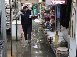 İ̇zmir Kemeraltı’nı Yine Su Bastı, Esnaf Belediyeye Tepki Gösterdi