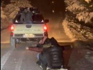 Cipin Arkasına Bağladıkları Kızakla Kayak Keyfi Yaptılar