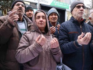 İ̇sveç’teki Saygısızlığa Tepki Olarak 500 Kur’an-ı Kerim Dağıttılar