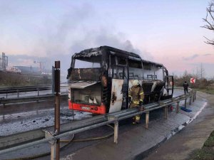 Pendik’te Alev Alev Yanan Servis Otobüsü Küle Döndü