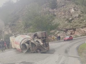 Yağıştan Kayganlaşan Yolda Beton Mikseri Devrildi: 1 Yaralı