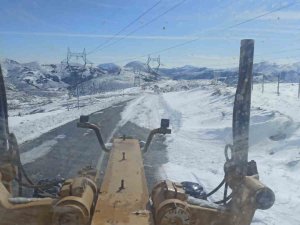 Okullar Açılmadan Toros Dağları’nın Karlı Yolları Açıldı