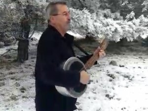 Kar Yağışını Cümbüş Çalarak Şarkıyla Karşıladılar