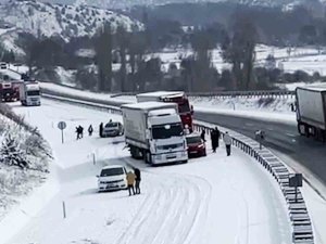 Kar Yağışı Ulaşımı Felç Etti, Çok Sayıda Araç Bir Birine Girdi: 4 Yaralı